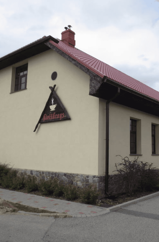 Ķīvīškrogs kafejnīcas ēka Latvijas laukos
